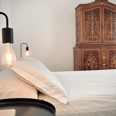 아파트 Historical Artist Flat