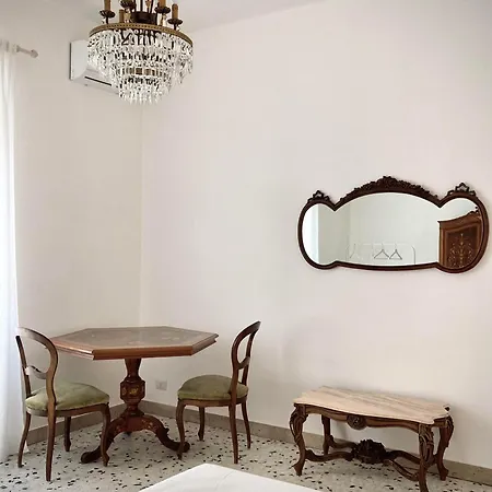 아파트 Historical Artist Flat *