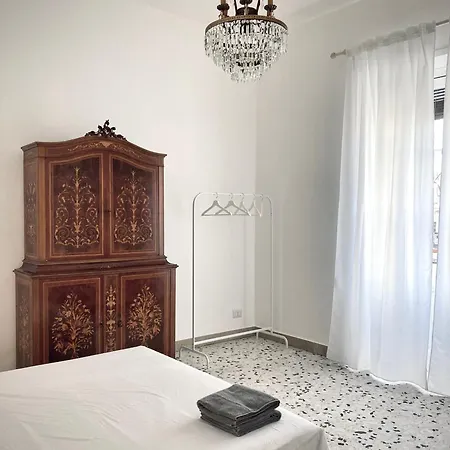 아파트 Historical Artist Flat