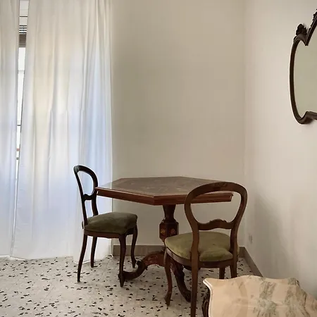 아파트 Historical Artist Flat