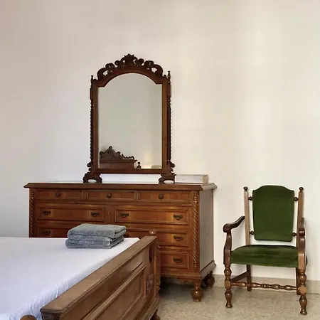 아파트 Historical Artist Flat *