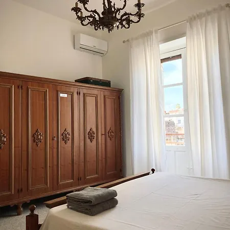 아파트 Historical Artist Flat *